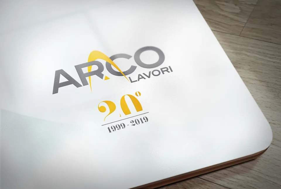 Il marchio dei 20 anni impresso su una copertina bianca, con il 20° in giallo