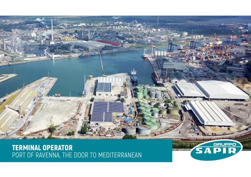 Copertina della brochure 2019: foto aerea del porto con i depositi e i magazzini SAPIR, la fascia Terminal operator, Port of Ravenna, the door to Mediterranean e il marchio Gruppo SAPIR