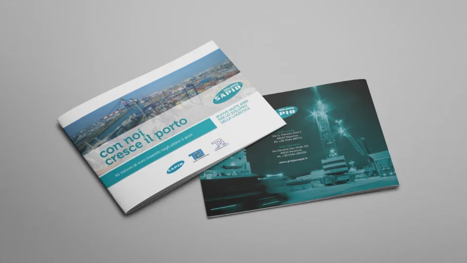 La brochure 2018 del Gruppo SAPIR in formato orizzontale: la copertina con il titolo con noi cresce il porto e la quarta di copertina con una foto notturna del porto in color petrolio