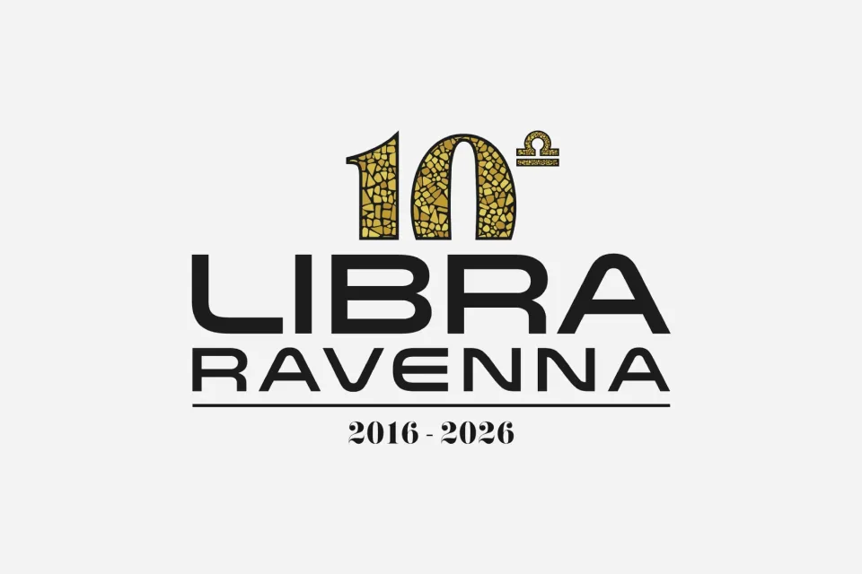 Il marchio del decimo anniversario: un 10 a mosaico dorato con il simbolo della bilancia, sopra Libra Ravenna 2016–2026