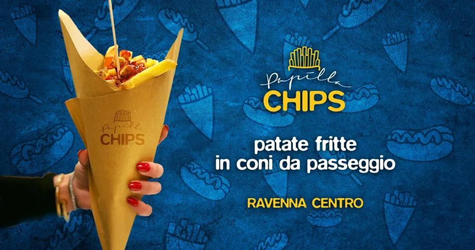 Banner Papilla Chips su fondo blu con le icone in trasparenza: una mano tiene un cono di carta pieno di patatine con il marchio, accanto patate fritte in coni da passeggio, Ravenna centro