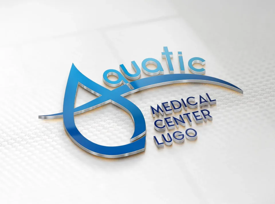 Il marchio Aquatic Medical Center Lugo in rilievo, in metallo azzurro e blu su un tessuto bianco