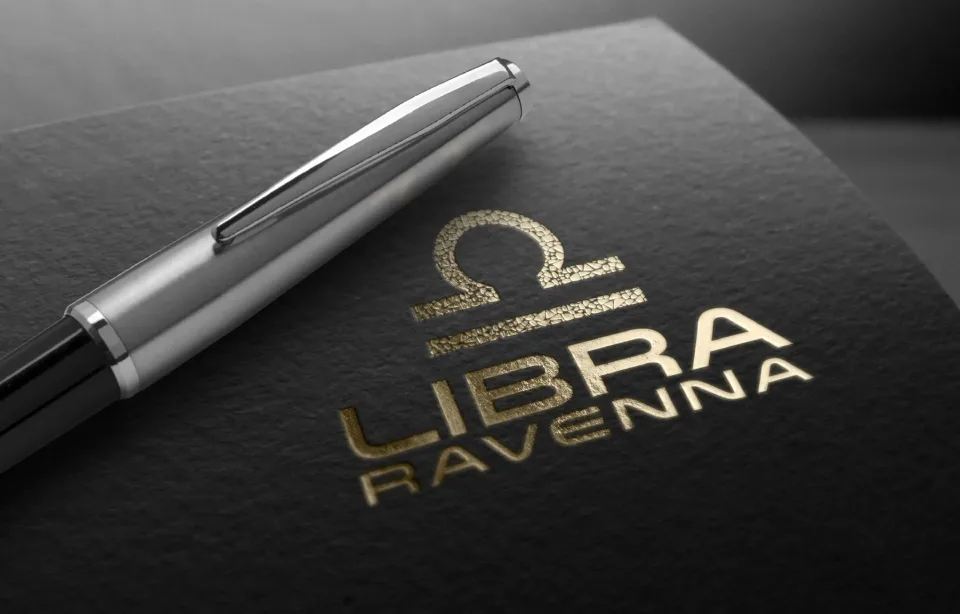 Il marchio Libra Ravenna stampato a caldo in oro su carta nera