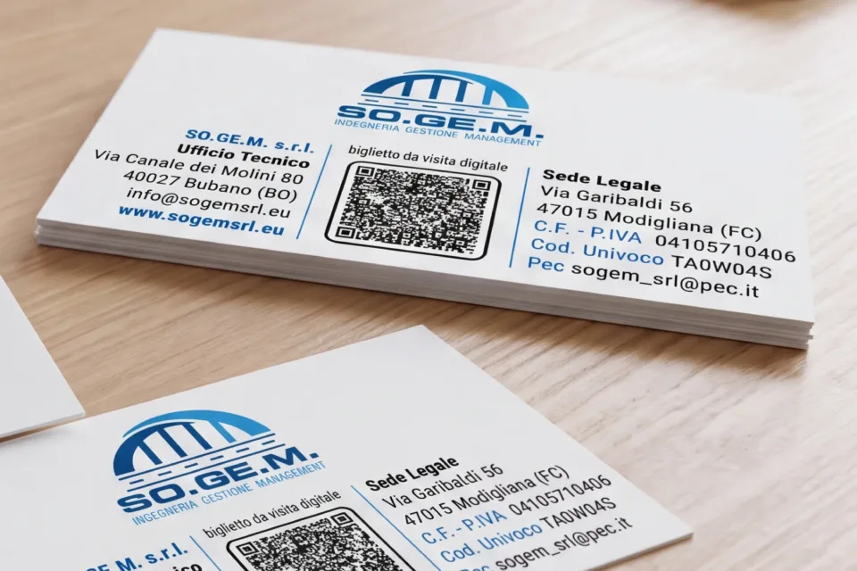 Il retro del biglietto da visita: i recapiti dell’ufficio tecnico e della sede legale ai lati del codice QR del biglietto digitale
