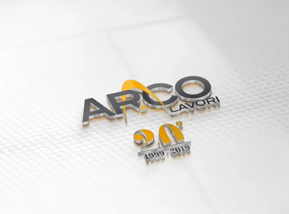 Il marchio Arco Lavori con il 20° anniversario 1999–2019 in rilievo, grigio e giallo, su una superficie bianca