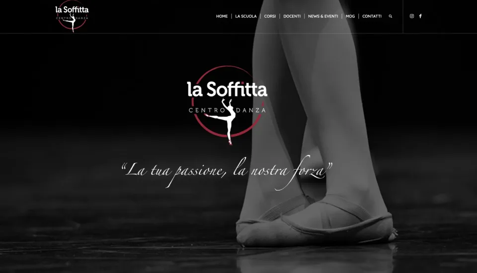 La home del sito La Soffitta Centro Danza su computer: il marchio in negativo e la frase La tua passione, la nostra forza su una foto in bianco e nero di scarpette da danza