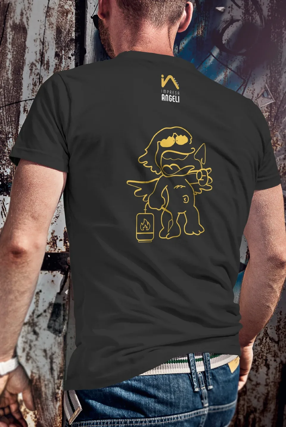 Il retro della maglietta nera con l’angioletto disegnato in giallo