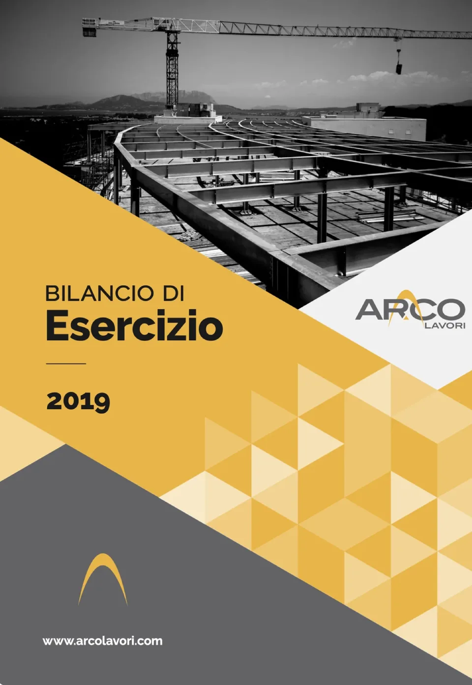 Copertina del bilancio di esercizio 2019: una struttura in acciaio con la gru e triangoli gialli e grigi