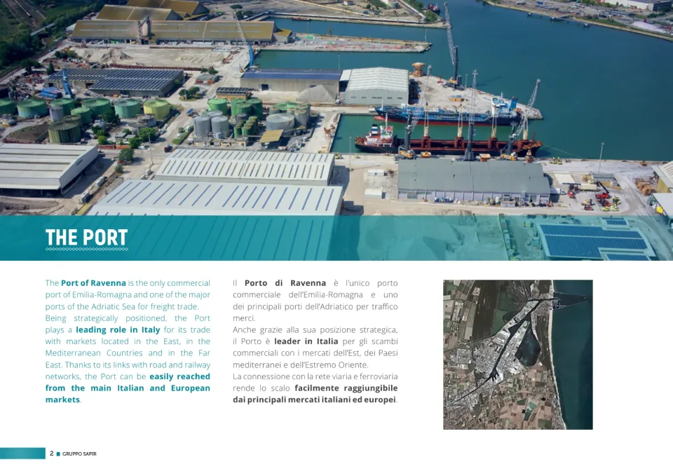Pagina The Port, con una foto aerea delle banchine e il testo in inglese e in italiano