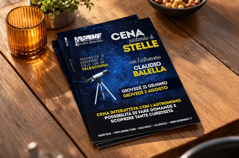 Volantini blu stellati della serata Cena parlando di stelle con l’astronomo, con un telescopio, su un tavolo di legno