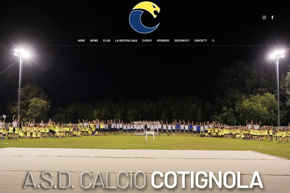 La home del sito Calcio Cotignola su computer: il marchio giallo e blu, il menu e la foto notturna di tutta la società schierata sul campo, sotto il nome A.S.D. Calcio Cotignola