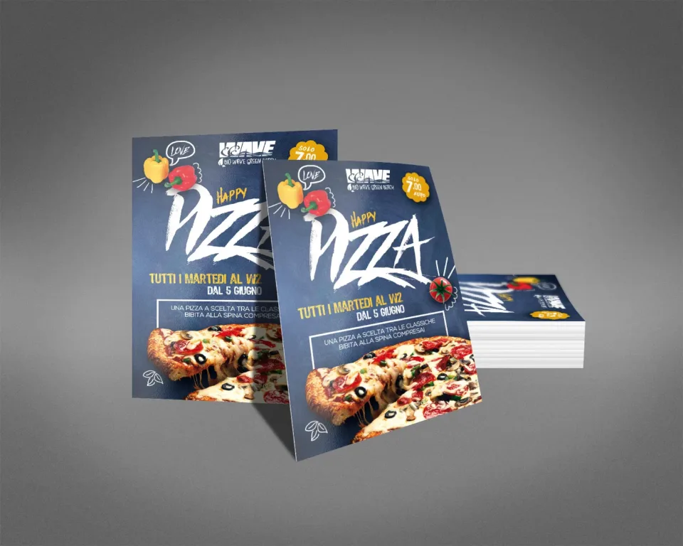 Flyer Happy Pizza del Wave, blu lavagna con la scritta Pizza a pennello e una pizza in primo piano