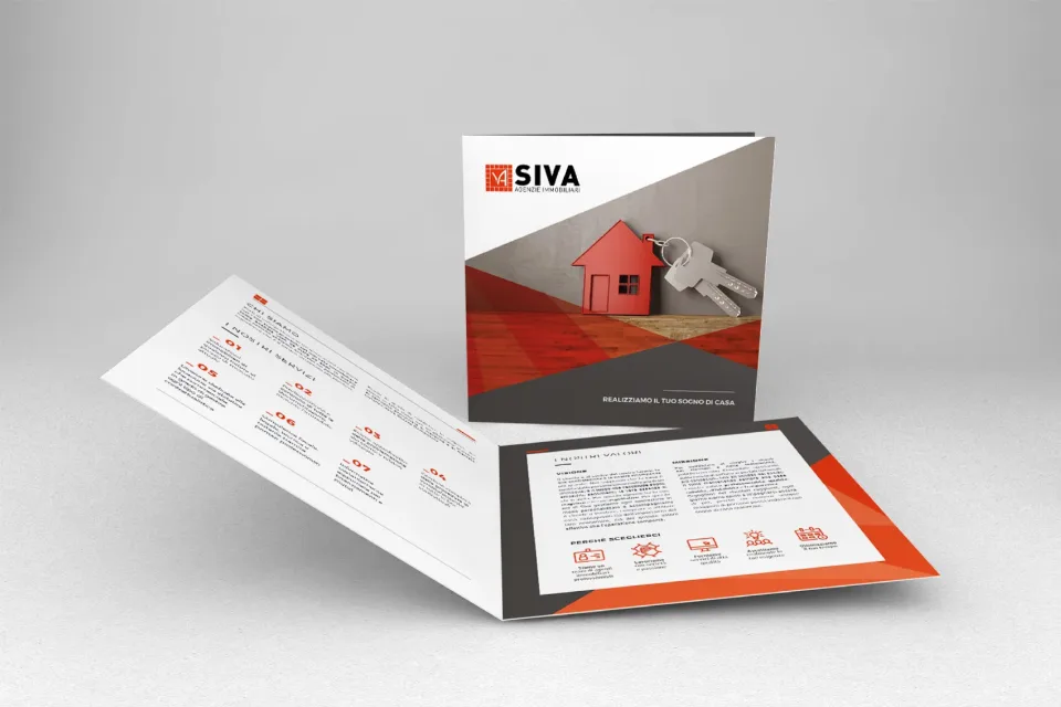 Il pieghevole quadrato SIVA: in copertina una casetta rossa con le chiavi e la frase Realizziamo il tuo sogno di casa; all’interno chi siamo, i servizi numerati, i valori e le icone di Perché sceglierci