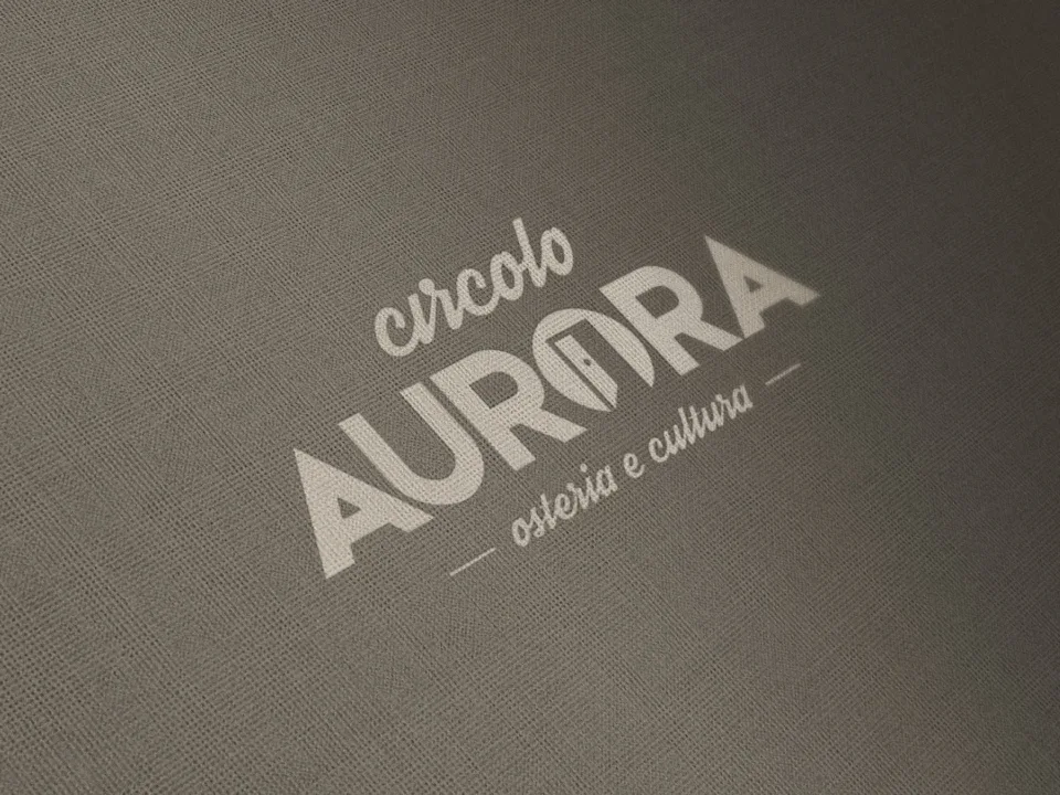 Il marchio Circolo Aurora stampato in chiaro su un tessuto scuro