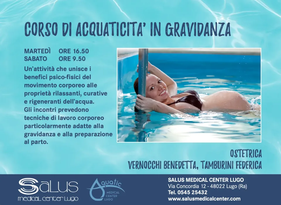 Flyer del corso di acquaticità in gravidanza, su fondo d’acqua azzurro, con una futura mamma in piscina e i marchi Salus e Aquatic nella fascia blu