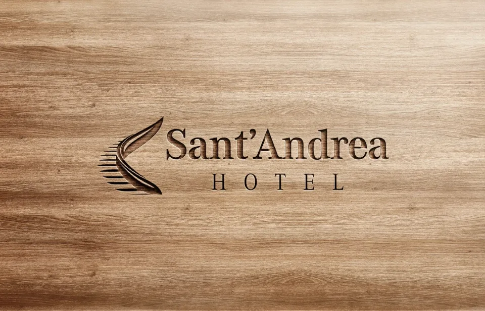 Il marchio Sant’Andrea Hotel inciso nel legno chiaro