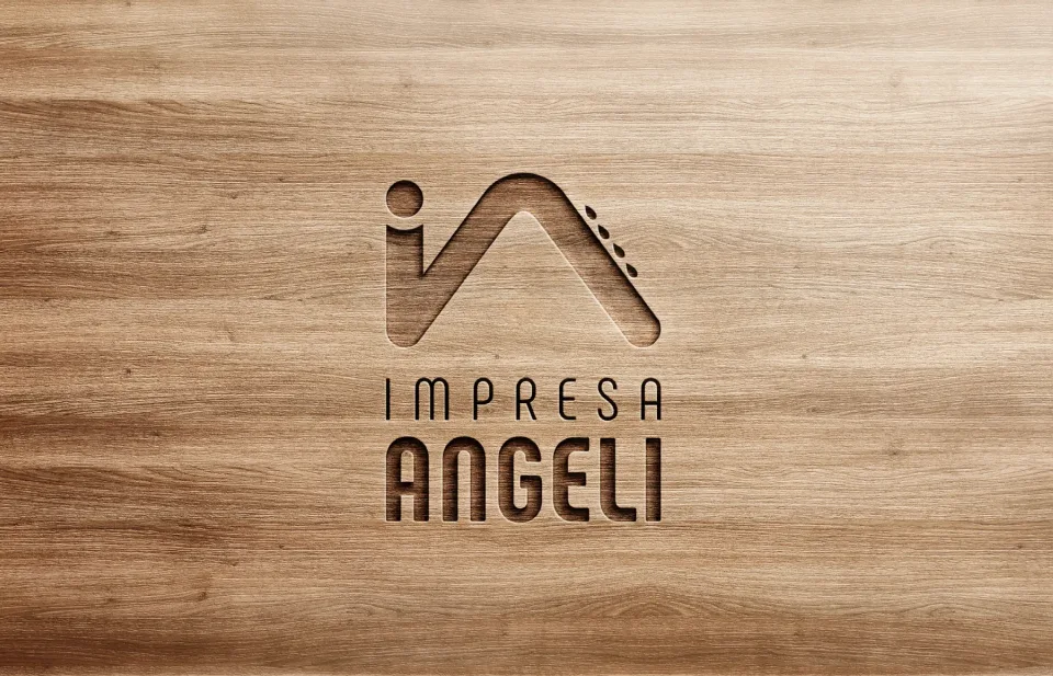 Il marchio Impresa Angeli inciso nel legno chiaro