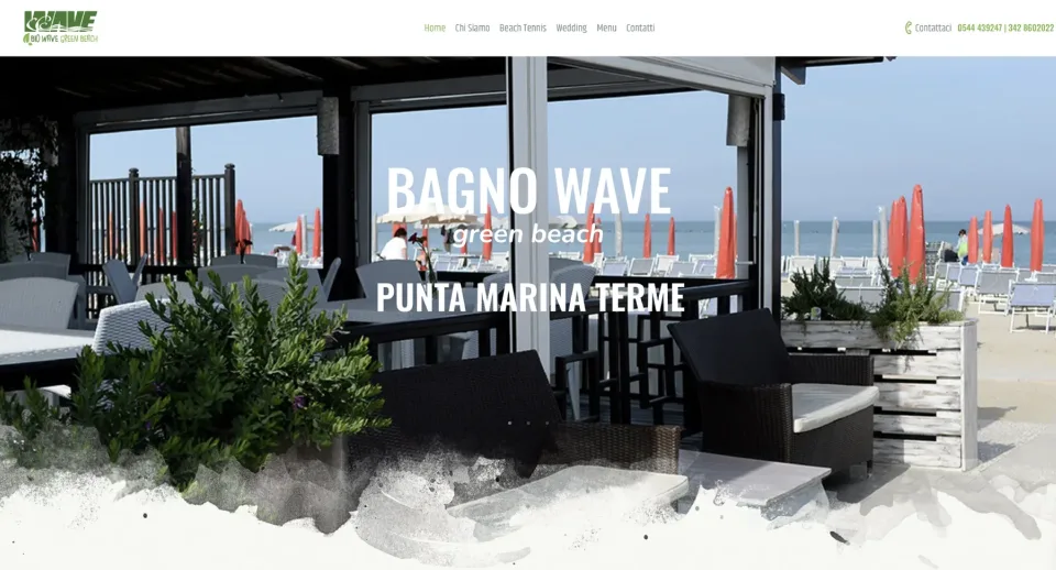 La home del sito Bagno Wave su computer: la scritta Bagno Wave green beach sulla veranda affacciata sul mare