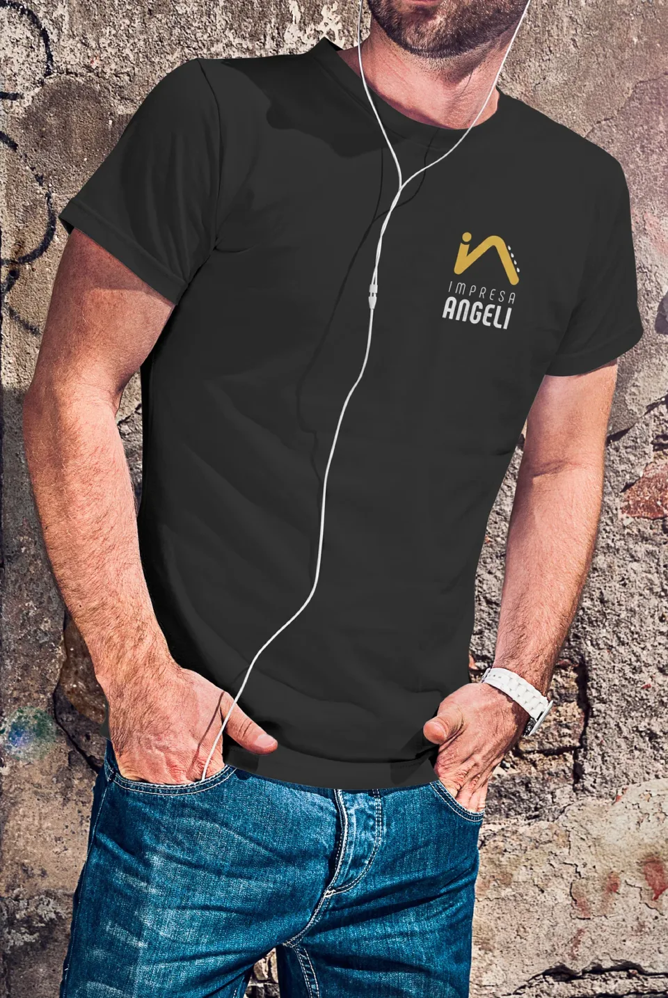 Maglietta nera con il marchio Impresa Angeli sul petto, in giallo e bianco