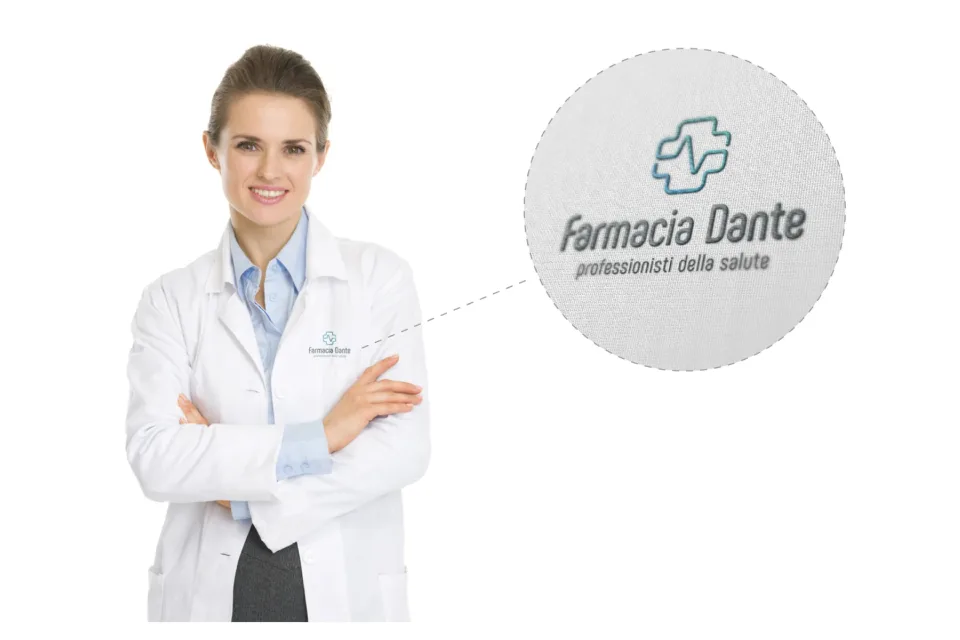 Una farmacista in camice bianco con il marchio Farmacia Dante ricamato sul petto, e il dettaglio del ricamo ingrandito in un cerchio