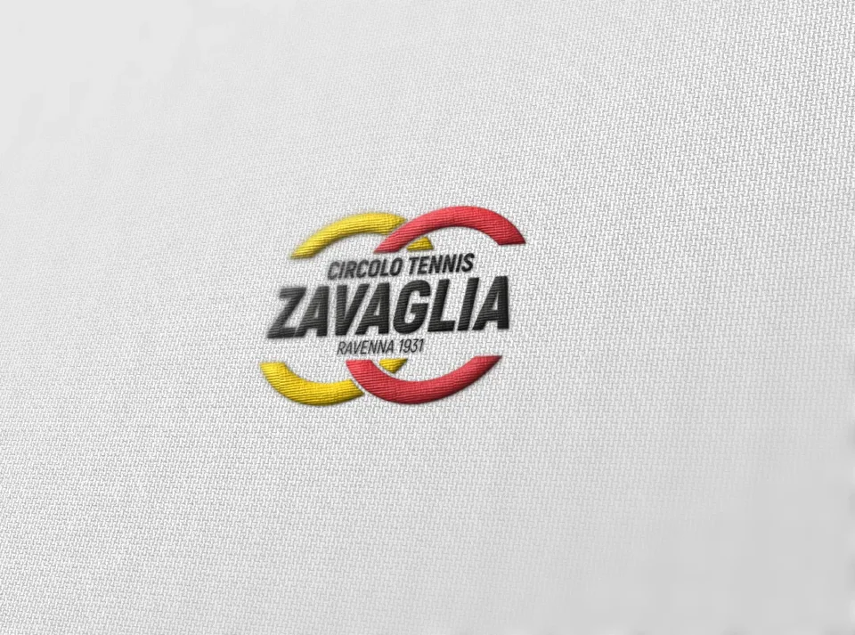 Il marchio Circolo Tennis Zavaglia ricamato su un tessuto tecnico bianco