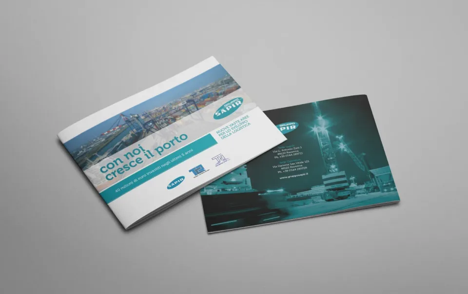La brochure del Gruppo SAPIR: copertina con il titolo con noi cresce il porto e quarta di copertina in color petrolio