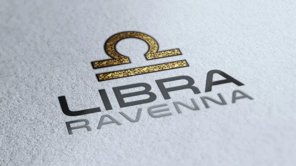 Il marchio Libra Ravenna su carta bianca: il simbolo della bilancia in mosaico d’oro e il nome in grigio scuro