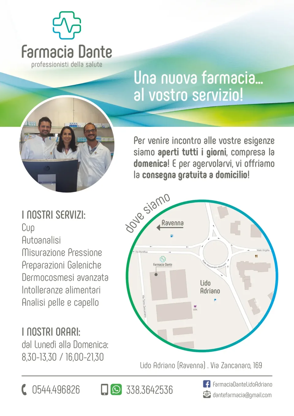 Il flyer A5 di apertura: marchio, onda verde e azzurra, il titolo Una nuova farmacia… al vostro servizio!, la foto dei farmacisti, i servizi, gli orari dal lunedì alla domenica, la mappa e i contatti