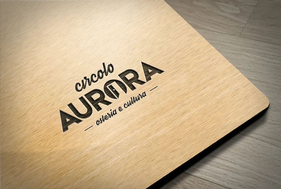 Il marchio Circolo Aurora inciso su una tavola di legno