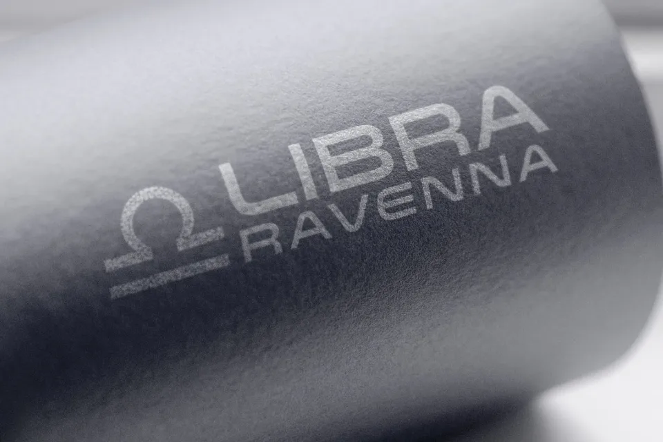 Il marchio Libra Ravenna stampato in argento su carta scura