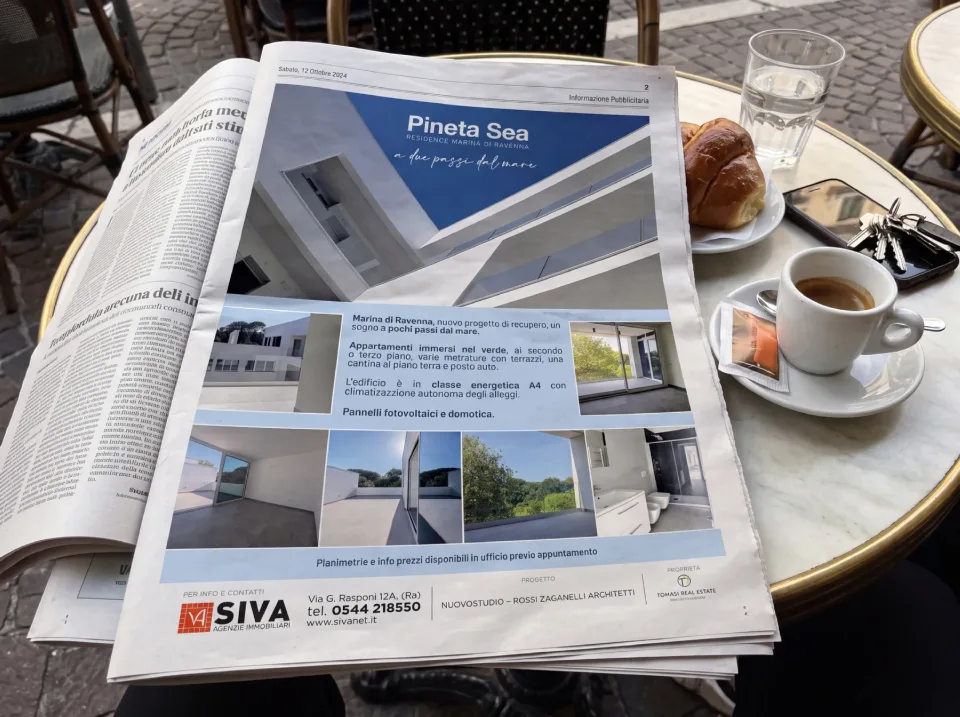 Pagina pubblicitaria SIVA su un quotidiano aperto al bar: la residenza Pineta Sea a Marina di Ravenna, con foto dell’edificio e degli interni e la fascia dei contatti dell’agenzia