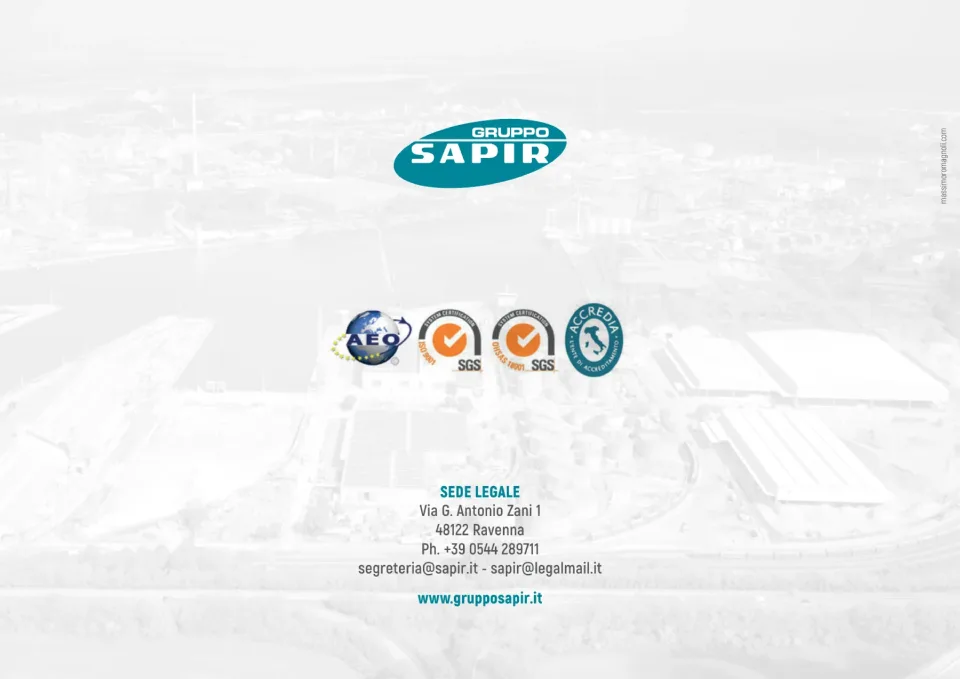 Quarta di copertina: il marchio Gruppo SAPIR, i marchi delle certificazioni e gli indirizzi della sede su una foto aerea schiarita