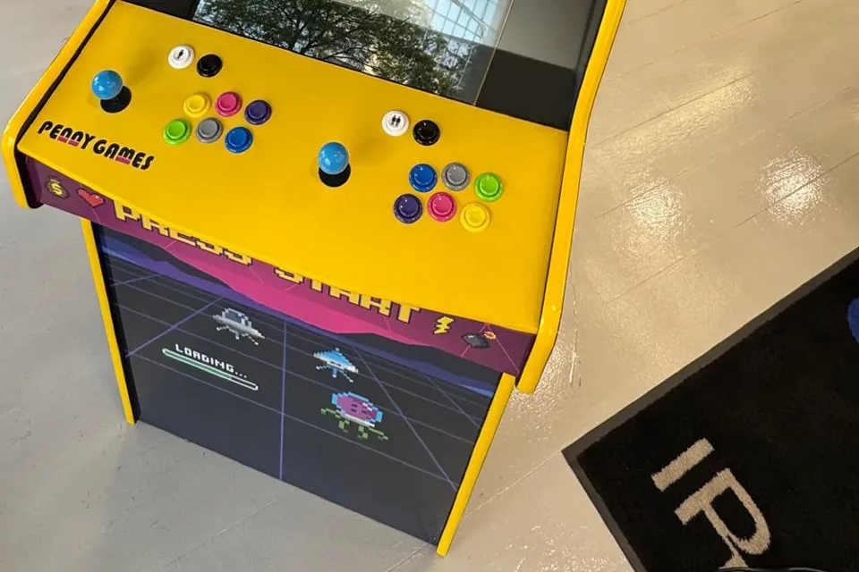 Il pannello comandi giallo con i joystick azzurri, i pulsanti colorati e il marchio Penny Games