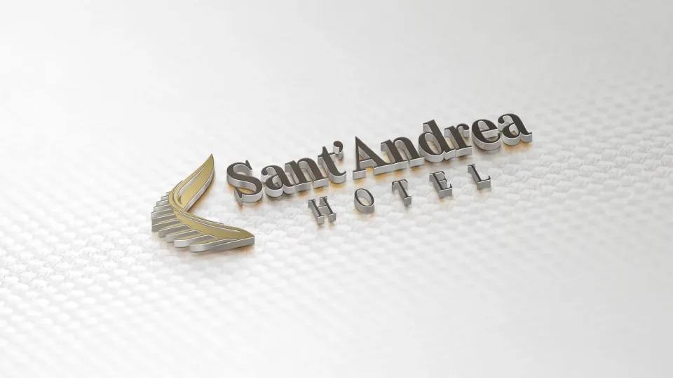 Il marchio Sant’Andrea Hotel in rilievo su un tessuto bianco: la scala in oro e il nome in metallo scuro