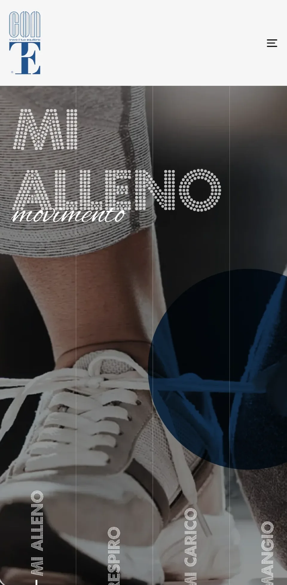 La home del sito su telefono: il marchio, il titolo Mi alleno movimento in lettere a puntini e un cerchio blu sulla foto delle scarpe da ginnastica