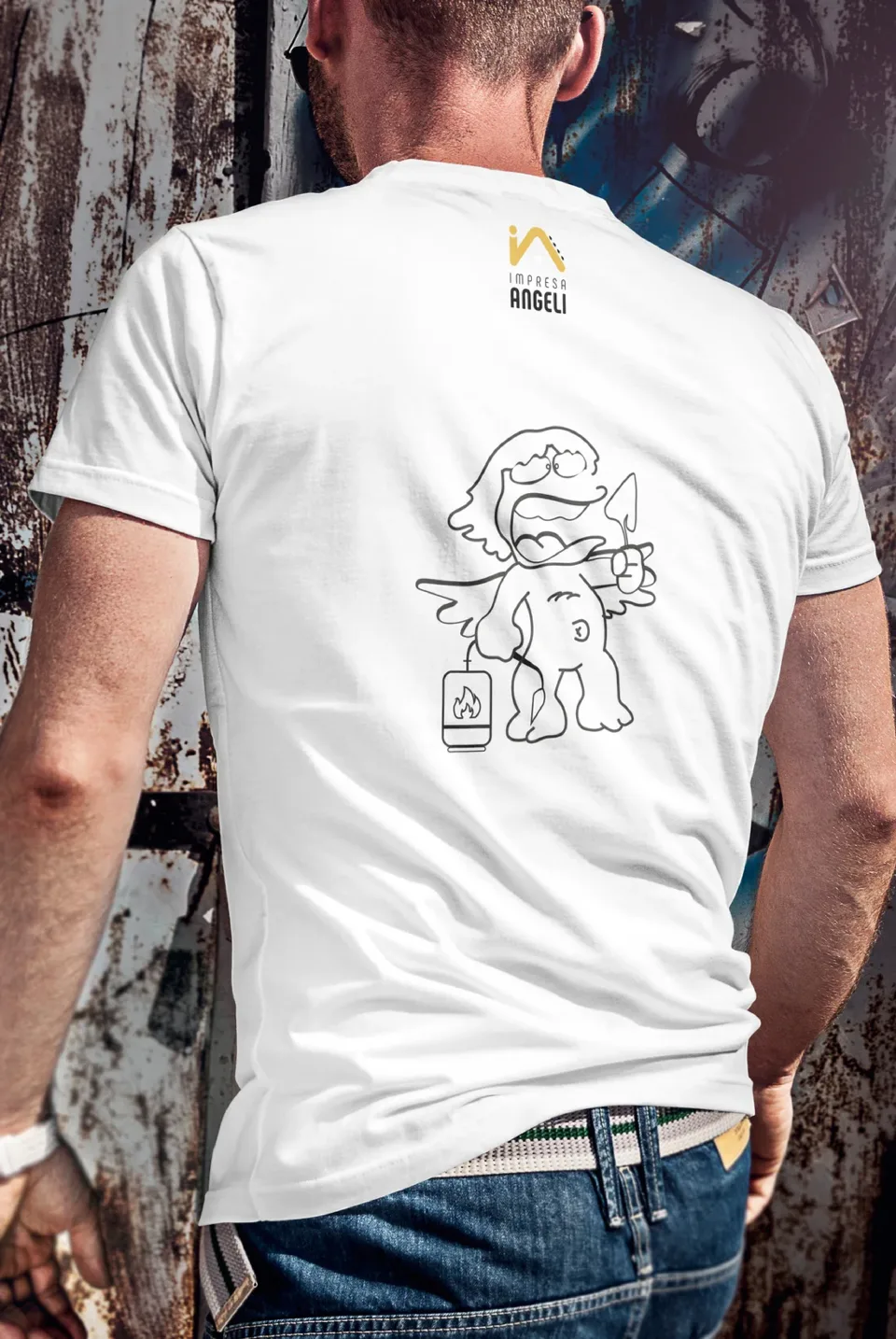 Retro della maglietta bianca: il marchio in alto e un angioletto disegnato al tratto nero, con la cazzuola in mano e la bombola del cannello per le guaine