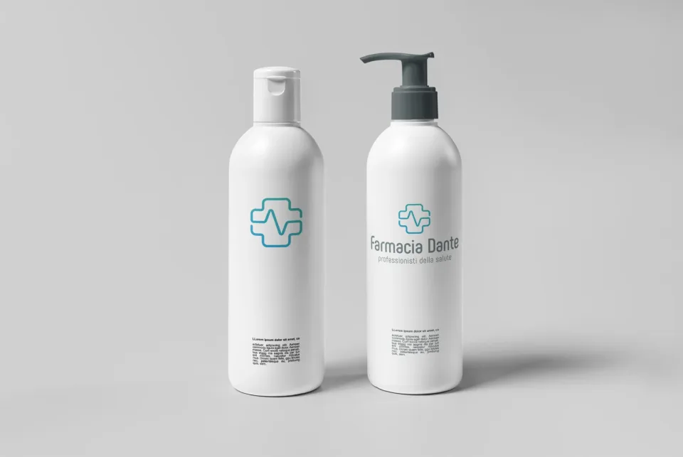 Due flaconi bianchi di cosmetici: uno con la sola croce del marchio, l’altro con il marchio completo
