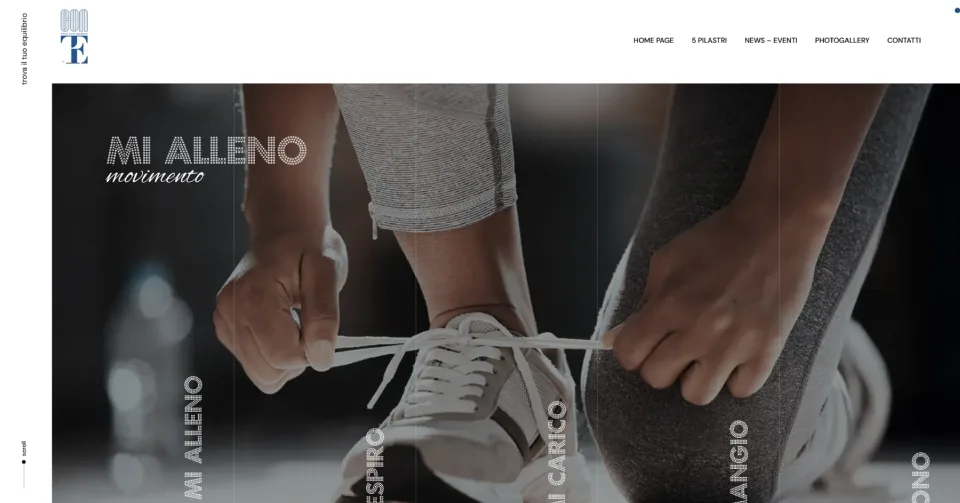 La home del sito ConTe su computer: il marchio blu, il menu e una foto a tutta pagina di una persona che si allaccia le scarpe da ginnastica, divisa in colonne verticali con le parole Mi alleno, Respiro, Mi carico, Mangio in lettere a puntini