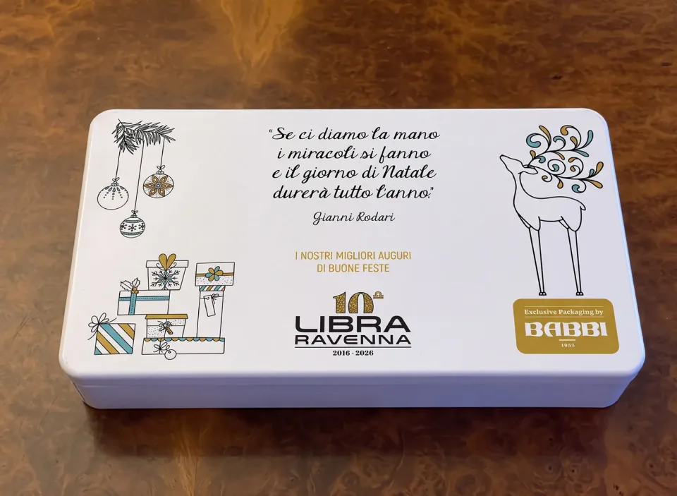 Scatola di latta per gli auguri di Natale con il marchio dei 10 anni, realizzata con Babbi