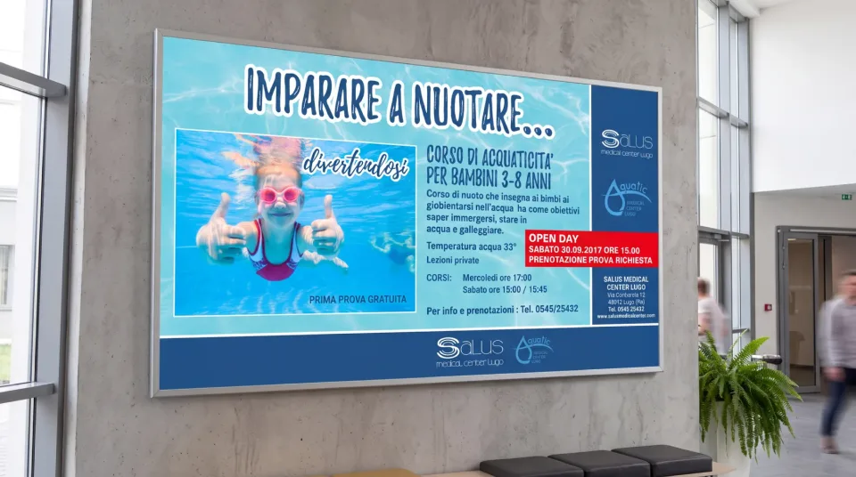 Poster del corso di acquaticità per bambini, appeso nell’atrio del Salus Medical Center