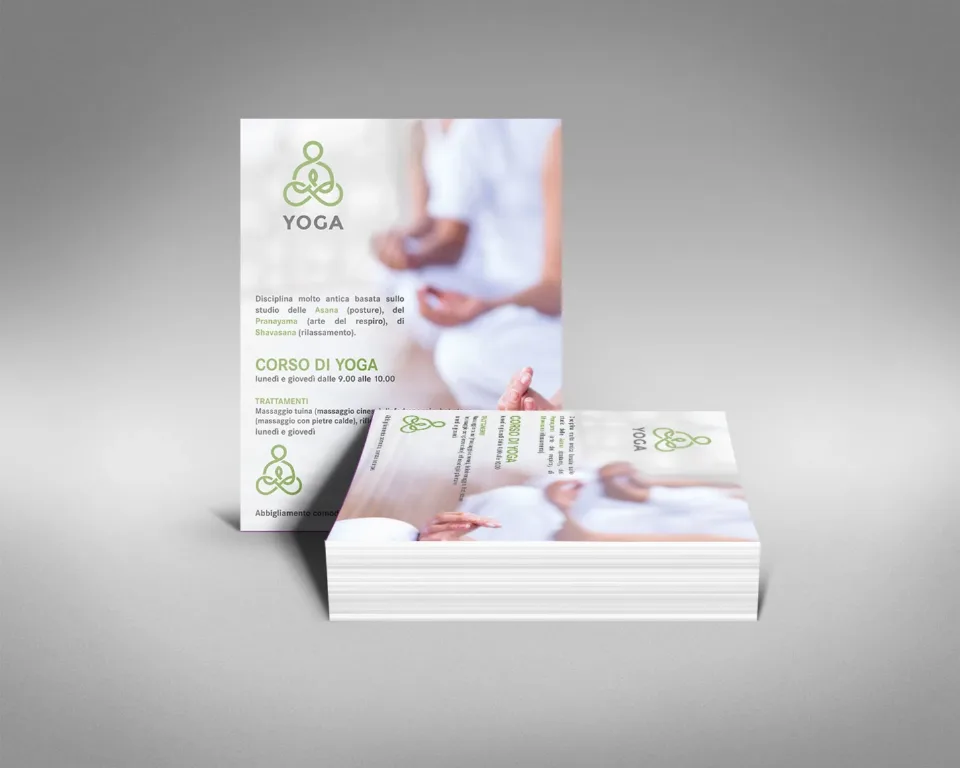 Flyer del corso di yoga, bianco e verde salvia, con il simbolo di una figura in meditazione disegnata da una linea continua