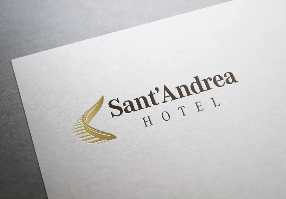 Il marchio Sant’Andrea Hotel stampato su carta, con la scala in oro