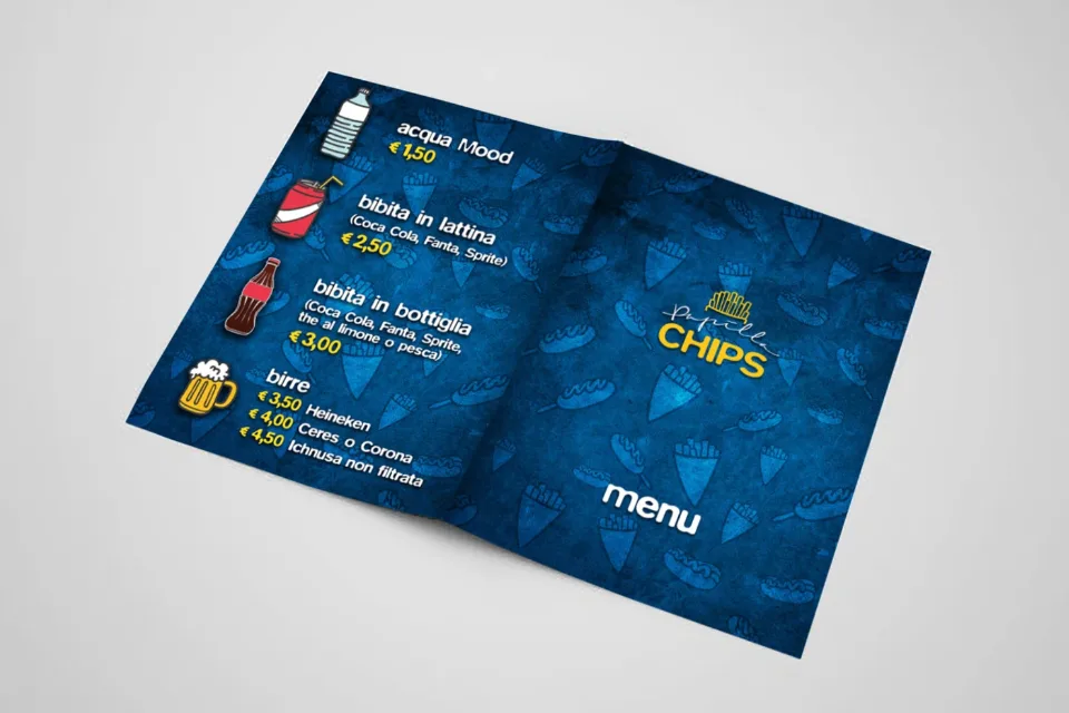 Il listino visto da fuori: la copertina blu con il marchio e la scritta menu, e il retro con le bevande disegnate