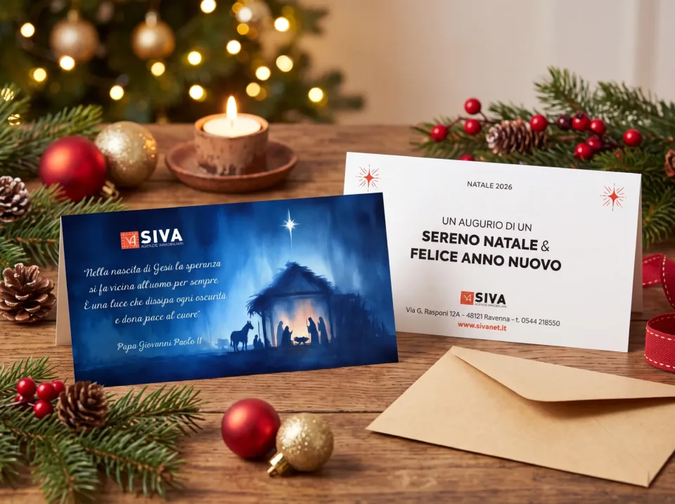 Biglietto di auguri SIVA tra decorazioni natalizie: davanti una natività ad acquerello blu con una citazione, dietro gli auguri di sereno Natale e felice anno nuovo con il marchio e i recapiti