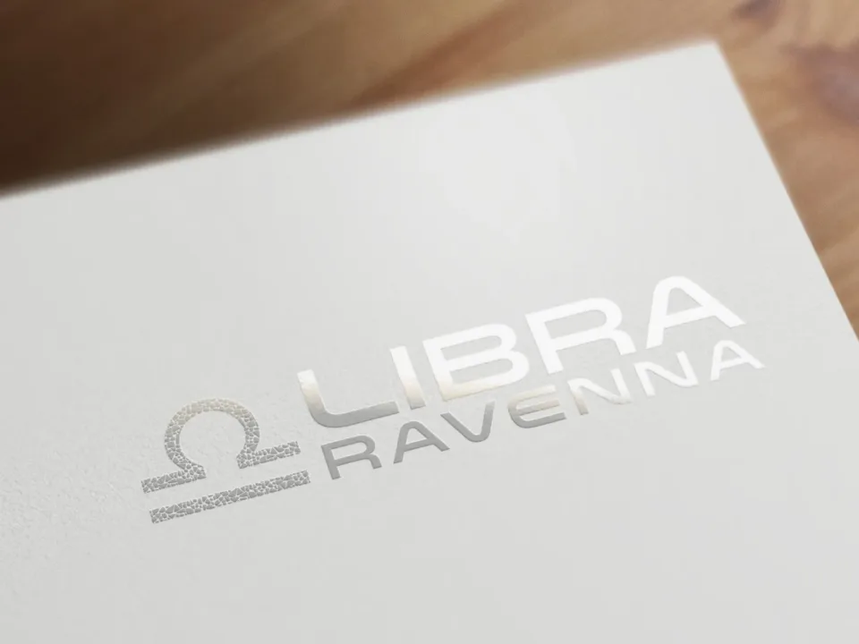 Il marchio Libra Ravenna in grigio e argento su carta bianca