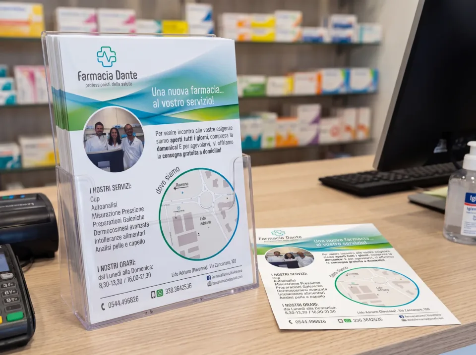 Il flyer di apertura di Farmacia Dante sul bancone